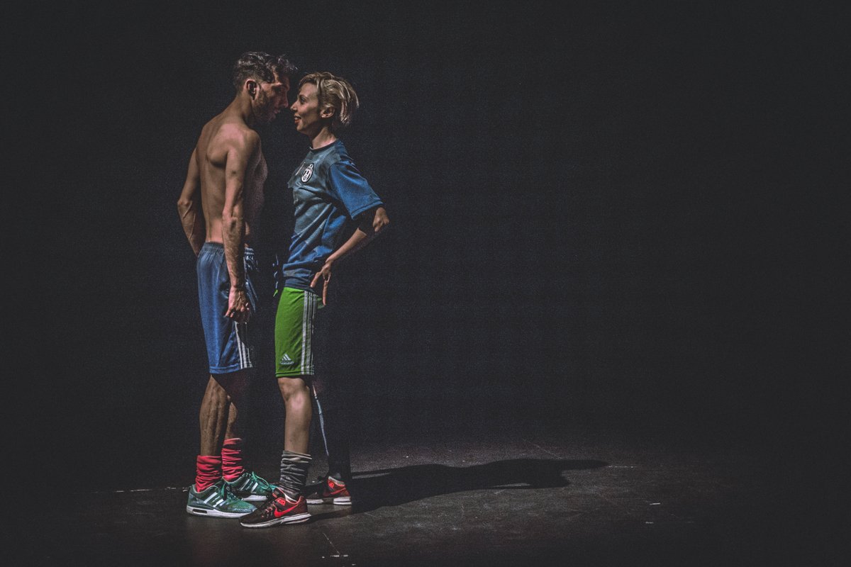 fundteatroamil's tweet photo. #TODOPIOLA sumerge al espectador en “la posibilidad del romance como un paraíso de amor artificial”. Dos amigos se encuentran en una calle cualquiera, se saludan con un “todo piola” y se abre la puerta a un ritual de apareamiento en escena con danza, música, y teatro #STGOaMIL🎭 https://t.co/Ce6b4tYFfZ