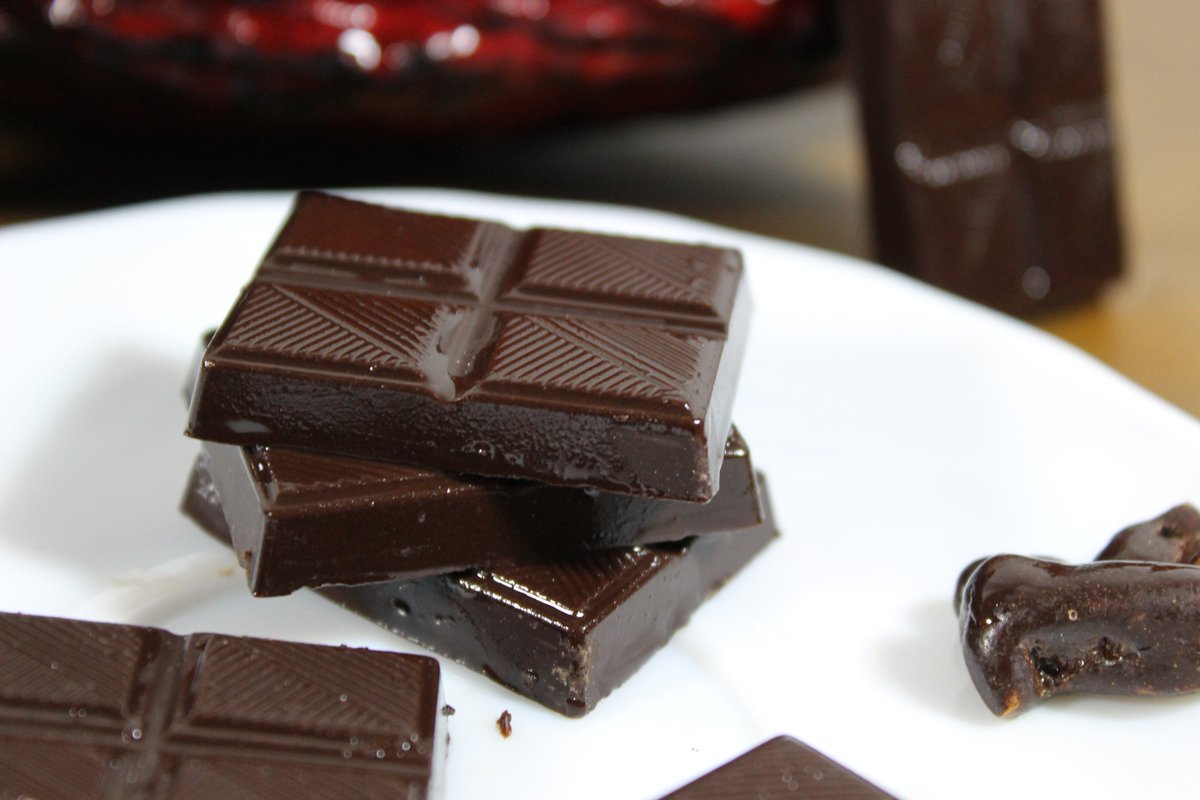 El chocolate negro trae beneficios para el corazón
Se ha comprobado científicamente  que el chocolate oscuro tiene importantes beneficios a nivel cardíaco. Por ejemplo, comer un trozo de chocolate amargo diariamente, reduce el riesgo de una enfermedad relacionada con el corazón