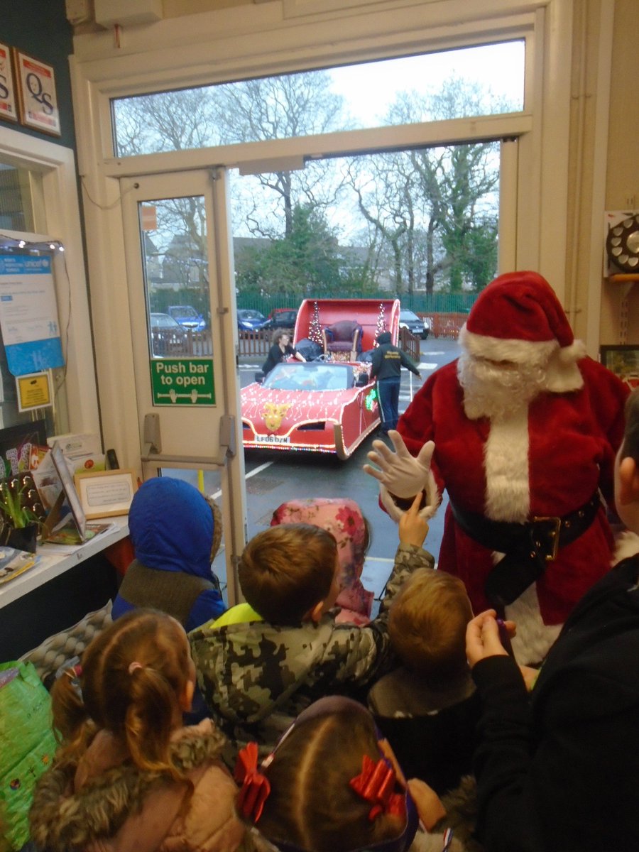 CraigfelenP's tweet photo. We even had a visit from Santa, he gave us presents! #cfpchristmas #cfpfp https://t.co/kh6BZawPLQ