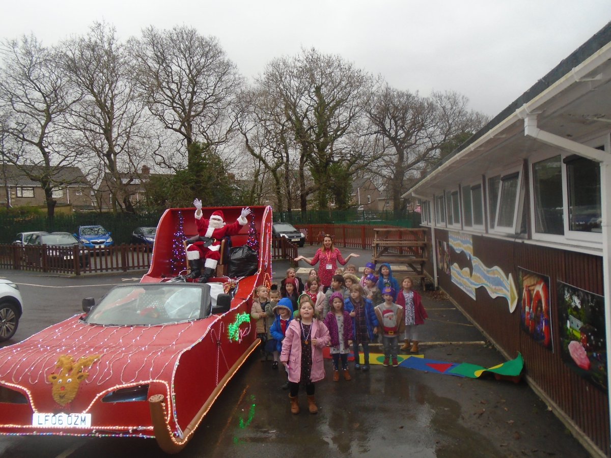 CraigfelenP's tweet photo. We even had a visit from Santa, he gave us presents! #cfpchristmas #cfpfp https://t.co/kh6BZawPLQ