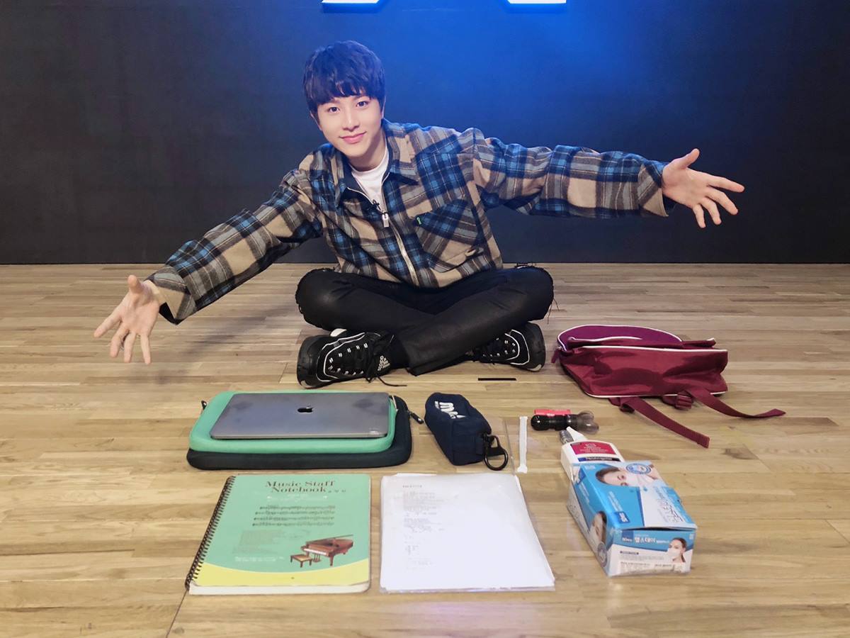 s_junghwan's tweet photo. [VLIVE] WHATS IN MY BAG. 

👉 https://t.co/INIM8yANXZ 👈 

#YG_TREASURE_BOX
#소정환 #SOJUNGHWAN https://t.co/mr5CoOjFIH