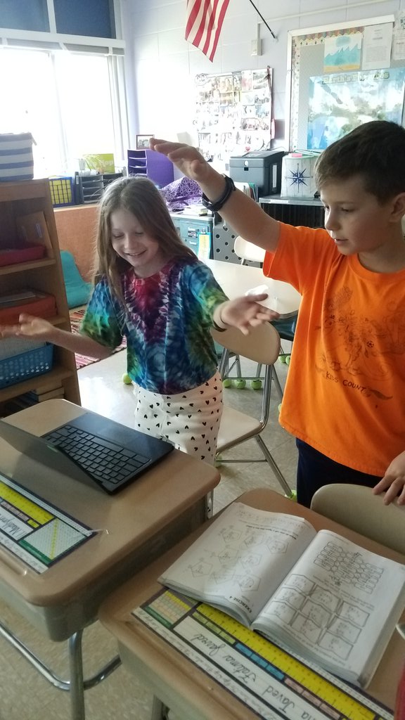 HeatherTechTST's tweet image. Students @NortheastES grade 3 code with scratch #icsdEdTech  #productivestruggle @alleecoyle