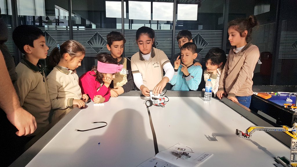 BHevsel's tweet image. Kodlama etkinliklerimize çevremizdeki ilkokullar ile devam etmekteyiz.Molla Gürani İlkokulu 3.sınıf öğrencilerine Lego Eğitim Robotunu, çizgi izleyen robot yazılımını yapmayı öğrettik. Çeşitli boyama etkinlikleri ile Wall-E animasyon film gösterimi yaptık. #HourOfCode #CodingBk