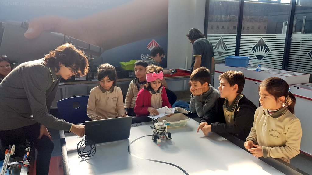 BHevsel's tweet image. Kodlama etkinliklerimize çevremizdeki ilkokullar ile devam etmekteyiz.Molla Gürani İlkokulu 3.sınıf öğrencilerine Lego Eğitim Robotunu, çizgi izleyen robot yazılımını yapmayı öğrettik. Çeşitli boyama etkinlikleri ile Wall-E animasyon film gösterimi yaptık. #HourOfCode #CodingBk