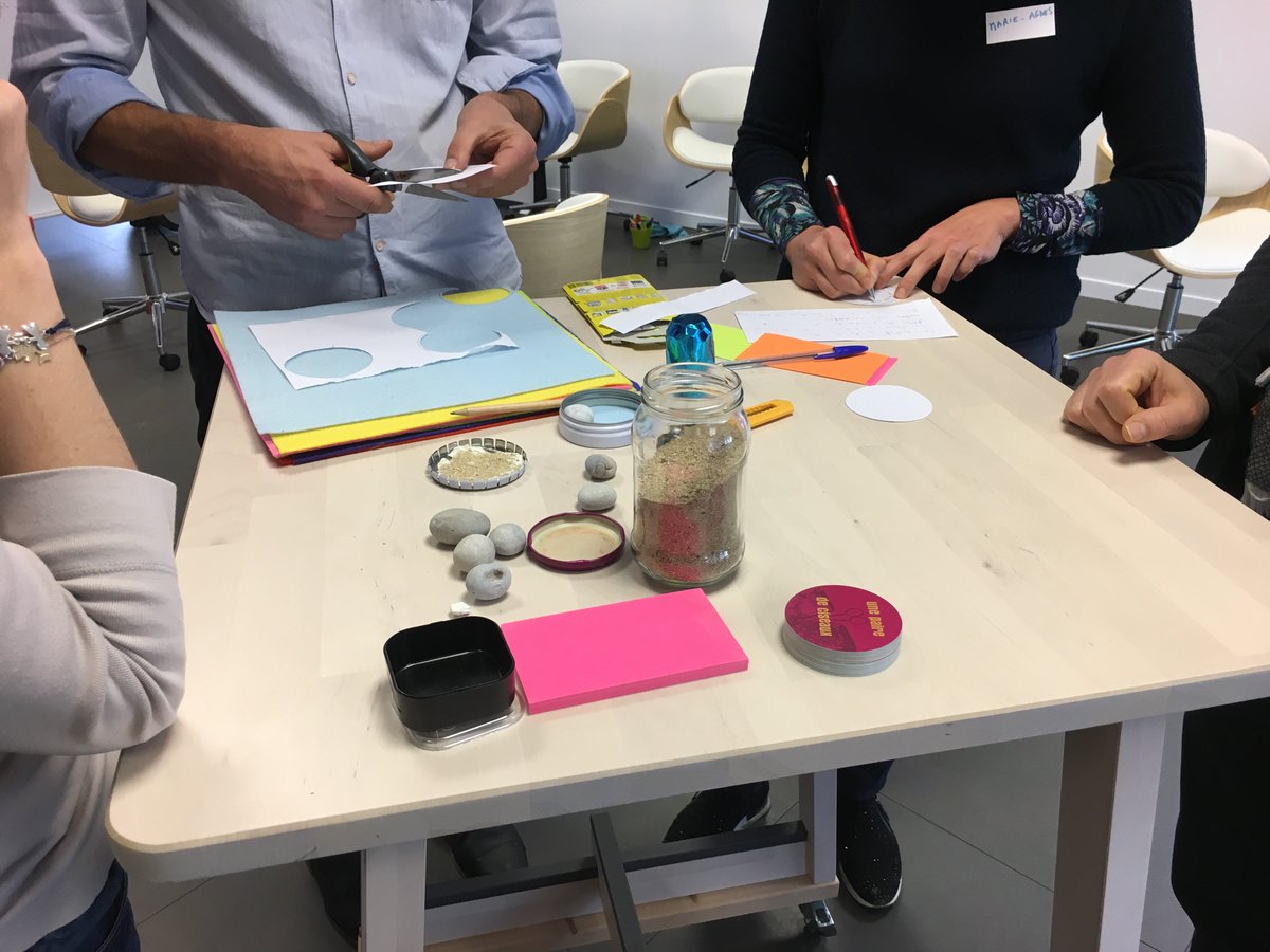 Latelierdufutur's tweet photo. Hier, Atelier de sensibilisation au Design Thinking  à l’Atelier du Futur 
Bravo aux participants pour leur prototype ! https://t.co/hg4Hks7Wu7