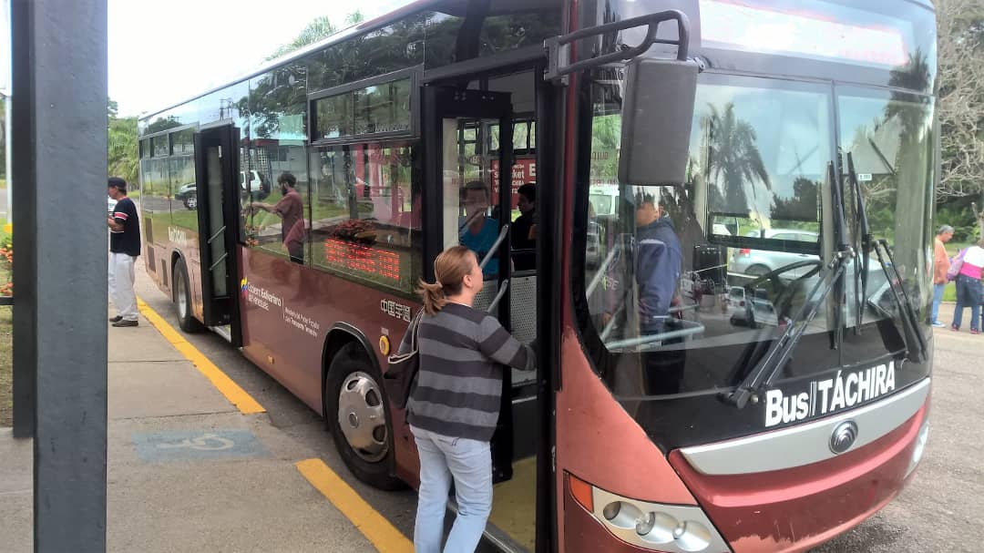 baerlafria's tweet photo. #19Dic operaciones en nuestro aeropuerto. Contamos con el apoyo de @TRANSTACHIRA para el traslado de pasajeros  hacia San Cristóbal  @laserairlines  @TransporteGobVe @INAC_Venezuela @MUSURRA https://t.co/6YoF0YmfET