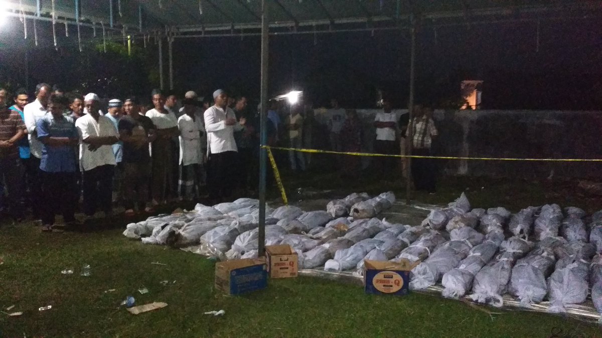 alfaaaath's tweet photo. Saya menyaksikan seluruh proses penemuan 46 jenazah korban tsunami Aceh (19/12/2018). Dari penggalian, dimandikan, dikafani, disalati, dikuburkan massa kembali, masyarakat bekerja tiada henti. Selain 4 korban yang punya identitas, juga ditemukan perhiasan. https://t.co/ZL6TvCE297