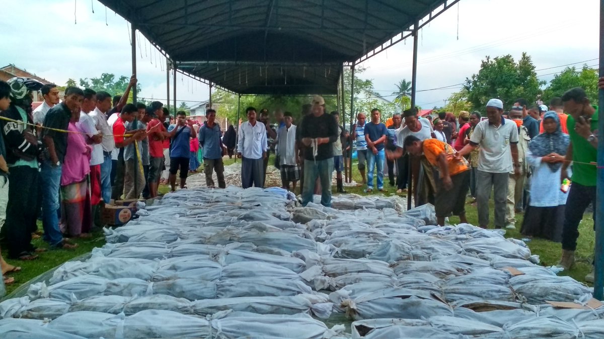 alfaaaath's tweet photo. Saya menyaksikan seluruh proses penemuan 46 jenazah korban tsunami Aceh (19/12/2018). Dari penggalian, dimandikan, dikafani, disalati, dikuburkan massa kembali, masyarakat bekerja tiada henti. Selain 4 korban yang punya identitas, juga ditemukan perhiasan. https://t.co/ZL6TvCE297