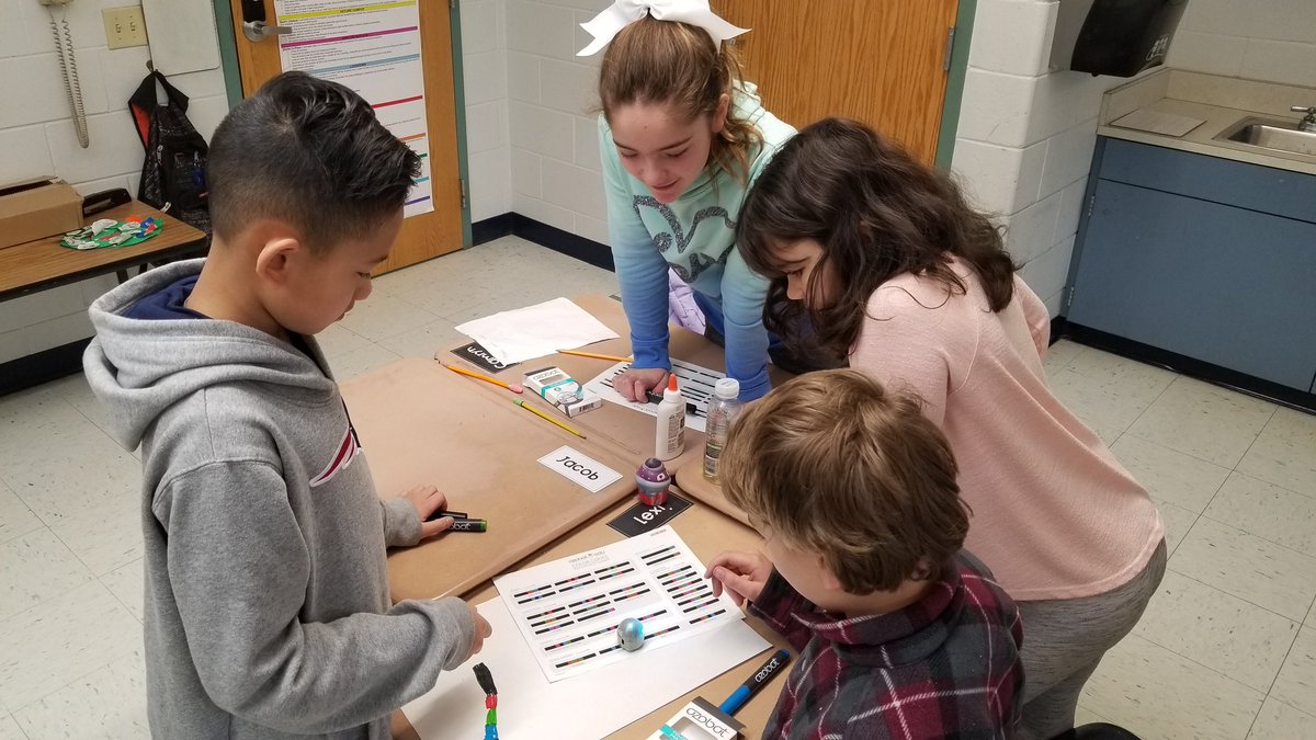 szuksta's tweet photo. An hour of code with @KListNH! Thank you for giving our classroom the opportunity to experiment with Ozobots! #PESDecember18 https://t.co/oDUsvH6AEo