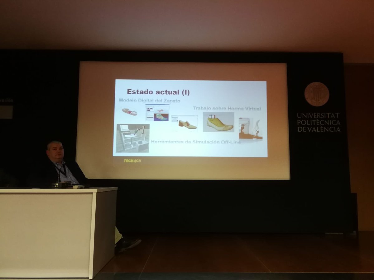 InescopTech's tweet image. “La digitalización en el sector del calzado ya es una realidad gracias en parte a la participación activa de #INESCOP en el desarrollo de tecnologías que se aplican o utilizan en entornos reales de fabricación” @JoseFco_GH en #TECH4CV #Robótica