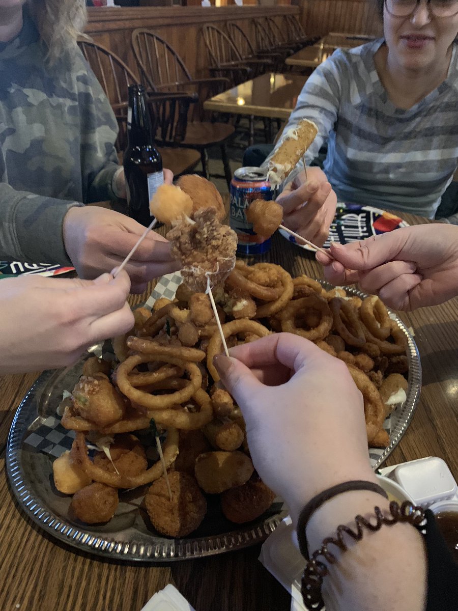 WeyOilQueens's tweet photo. The Oil Queens are big on shopping local wherever our games are. Sunday had us in Arcola so we went a bit further to King’s in Carlyle. We then hit up Buddy’s for a nice pre-game deep fry platter to really get the blood flowing and the team bonded. https://t.co/PqNHVT7xC0
