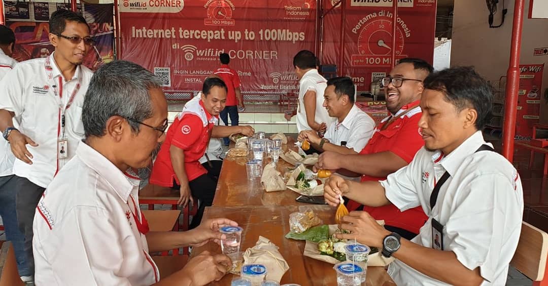 Sarapan bersama dengan menu sederhana, memupuk soliditas, menanamkan kebersamaan
.
#TelkomFuntastic5 #BRIGHTTR5 #SDATREG5 (Datel Mojokerto) (Area Parkir) <a href="/parwi66/">Parwi</a> <a href="/_funtastic5_/">Funtastic5 TR5</a>
