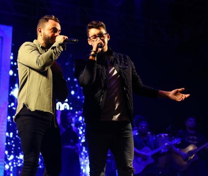 jmevoficial's tweet photo. "Tantos outros tentando cantadas de novela e eu aqui escrevendo um poema bobo..." 🎤🎶 #JuanMarcuseVinicius #PoemaBobo #EPAlgunsDefeitos" https://t.co/QiZQPumyTl