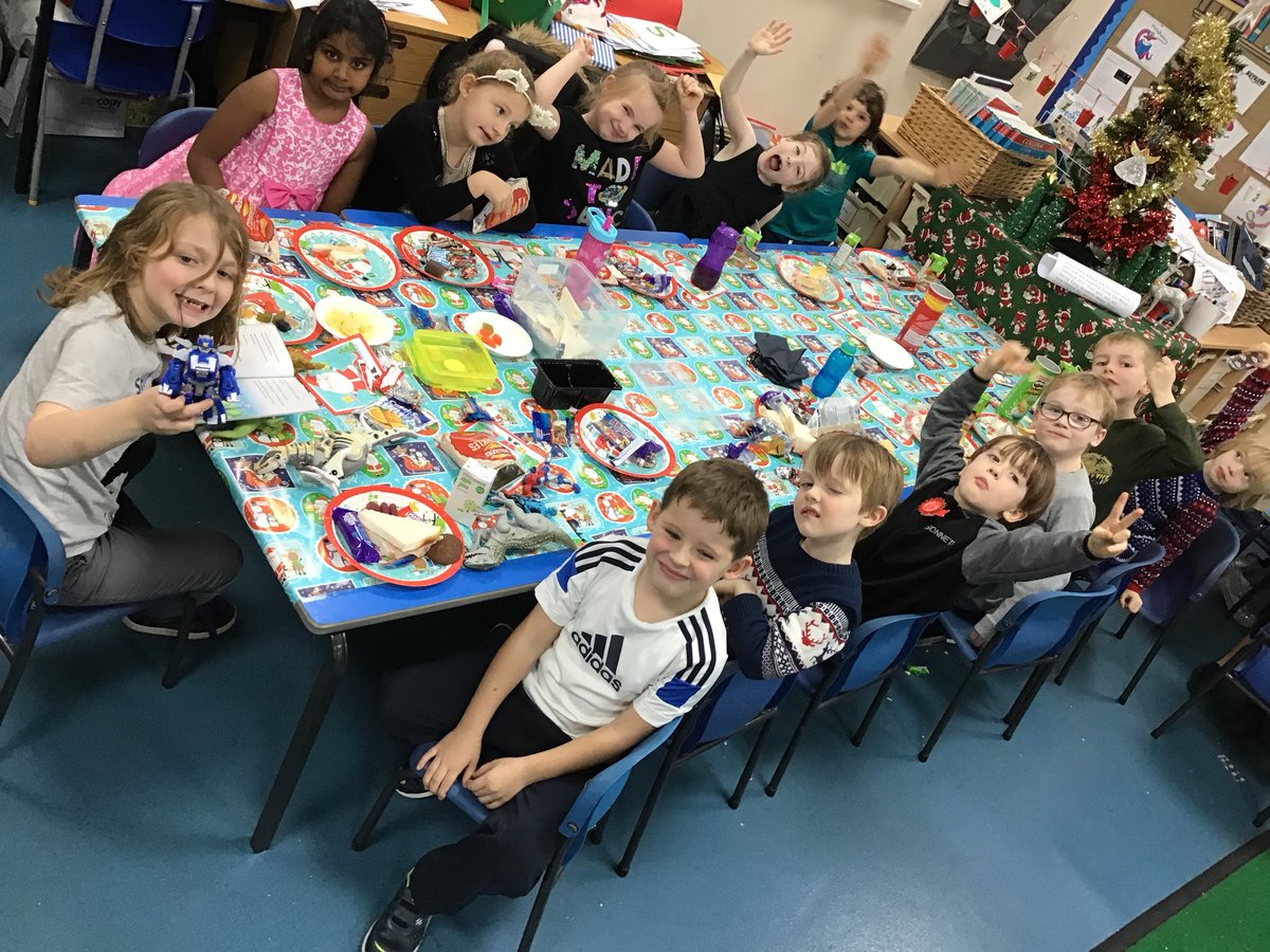 MissKGledhill's tweet image. @MosspitsYear2  had a brilliant party! We even made each other into snowmen! #primaryfun