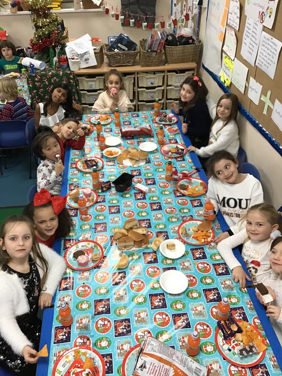 MissKGledhill's tweet image. @MosspitsYear2  had a brilliant party! We even made each other into snowmen! #primaryfun