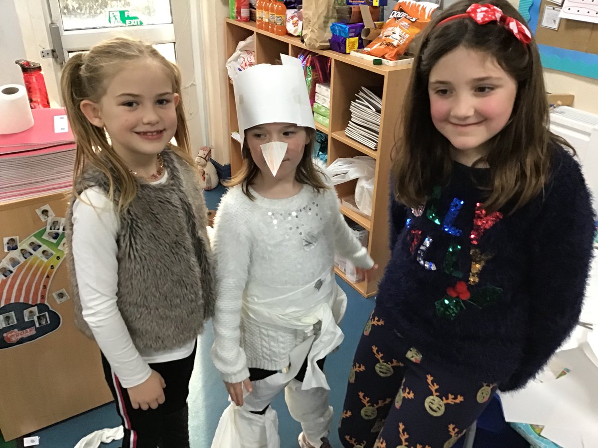 MissKGledhill's tweet image. @MosspitsYear2  had a brilliant party! We even made each other into snowmen! #primaryfun