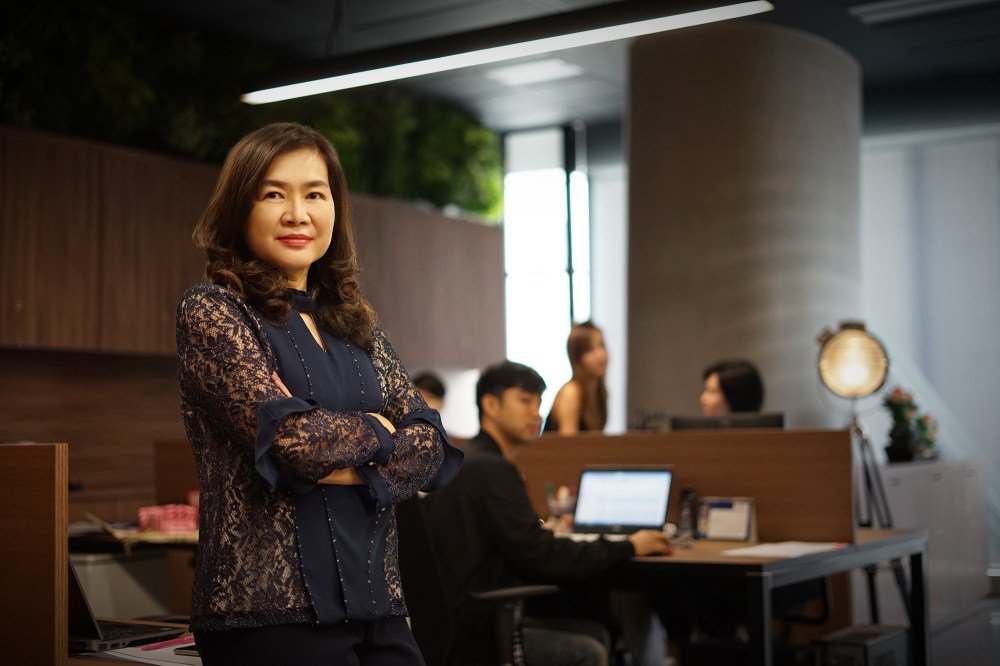 BrandBuffet's tweet photo. บทสัมภาษณ์ คุณจงจิตร คงนาคา ประธานกรรมการฝ่ายปฏิบัติการ Adapter Digital Group กับภารกิจดูแลและบริหารพนักงานดิจิทัลเอเยนซี่กว่า 150 คน ทำให้ "ทีมแกร่ง คนเก่ง" #AdapterDigitalGroup #HR https://t.co/oa5AfEpPMW? https://t.co/xVlHj7q2Zl