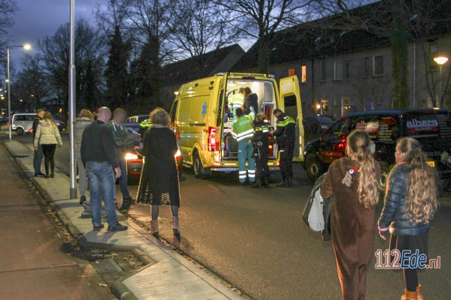 🚨 Kind steekt Bovenbuurtweg over en wordt geschept door personenauto 112.press/QtyBBX 112Ede https://t.co/kHglIeNETt