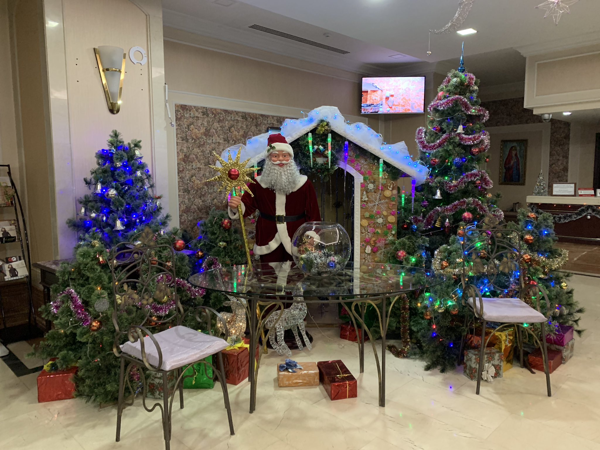 佐藤健寿 イスラム教なので私たちはクリスマスはやらないです ですよね というガイドとのやりとりを経て入ったウズベキスタンのホテルにいっぱいサンタがいる T Co Suokw0nns8 Twitter