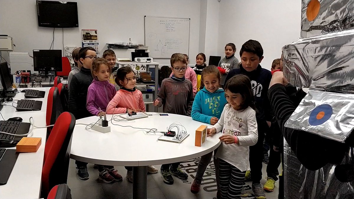 Visita del Colegio a Guadalinfo. Les recibió G2F2, nieto de R2D2
<a href="/RedGuadalinfo/">Vuela Guadalinfo</a>