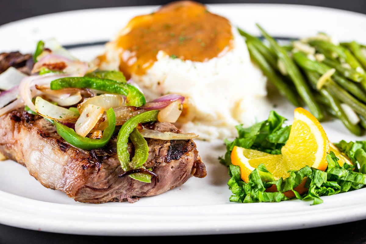Steak + peppers + onions = perfection on a plate 🥩🍛
See our full dinner menu here: bit.ly/2R6AWd7
#mainetable #southportland #maine #southportlandmaine #themerrymanor #steak #steakdinner #onionsandpeppers #foodinmaine #mainerestaurants #mainecuisine #newenglandcuisine