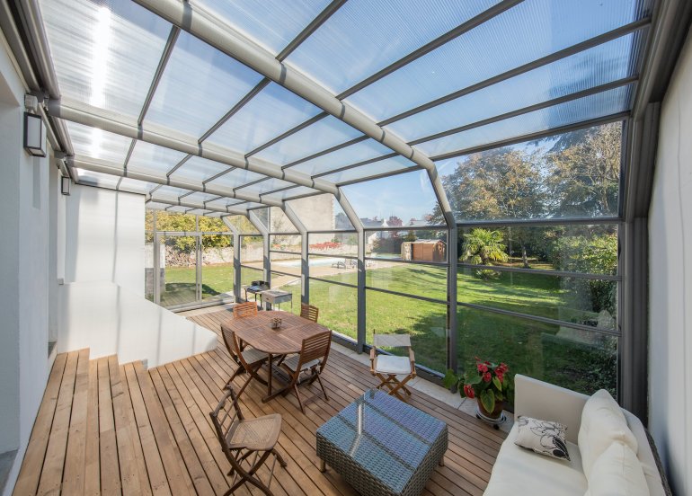 Luttez contre la déprime hivernale : installez vous sous votre abri baigné de lumière naturelle. Plus d'info : mag.abrisud.com/une-piece-en-p… #abris #jardin #piscine #deco