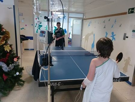 El club de tenis de mesa “Vegas del Genil” visita a los niños de Oncología del Maternal 🏓 🏓🎗🎗
granadaenjuego.com/seccion/Polide… <a href="/granadaenjuego/">GranadaEnJuego.com</a> <a href="/AytoVegasGenil/">Ayuntamiento Vegas del Genil</a> #JuntosSomosMásFuertes