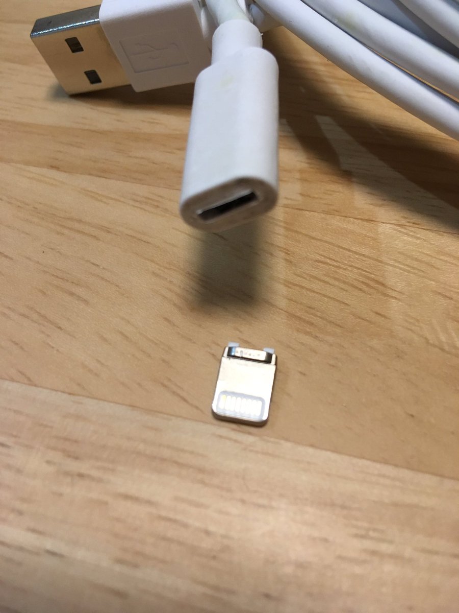 piropirorx's tweet image. 朝起きてiphoneのケーブルを抜いたら、
接続端子がiphone にくっついたまま外れてしまいました。
どおりで最近充電が100パーセントにならなかったんだなあ
火事になると危険なので
捨てます。

#iphoneケーブル #やばい