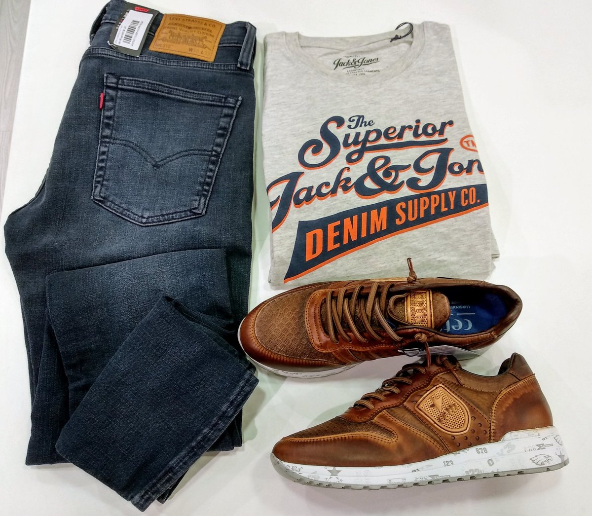 susomoda's tweet photo. Perfecto nuestro #look para las nuevas #zapas @CettiShoes https://t.co/wJzWRgxyM6 #shopping #moda #sneakers #novedades #Sanxenxo #Portonovo https://t.co/MdJNJpf367