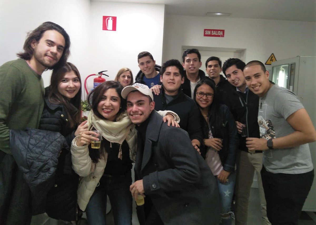 ufvaden's tweet photo. 🎅 ¡Junto a alumnos y profesores brindamos para que todos tengan Feliz Navidad y Próspero Año Nuevo! 🎉

#ufvaden #mba #masterdegree #feliznavidad #añonuevo https://t.co/Bih9vNUtyE