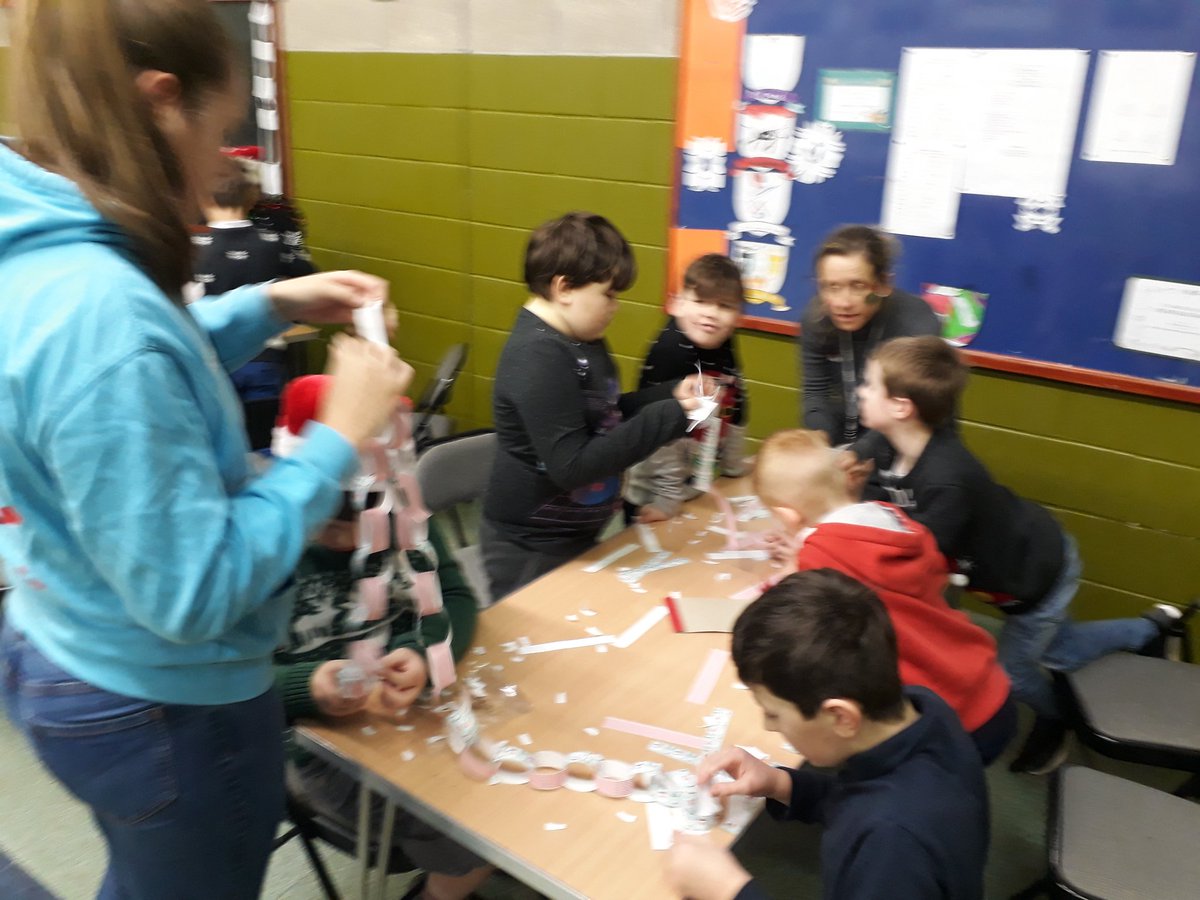 tarporleycubs's tweet photo. #challenge 1

Paper chain - longest wins! 

#CompetitiveLeaders

Race against the clock.... ⏲ https://t.co/qWwnUpy2TT