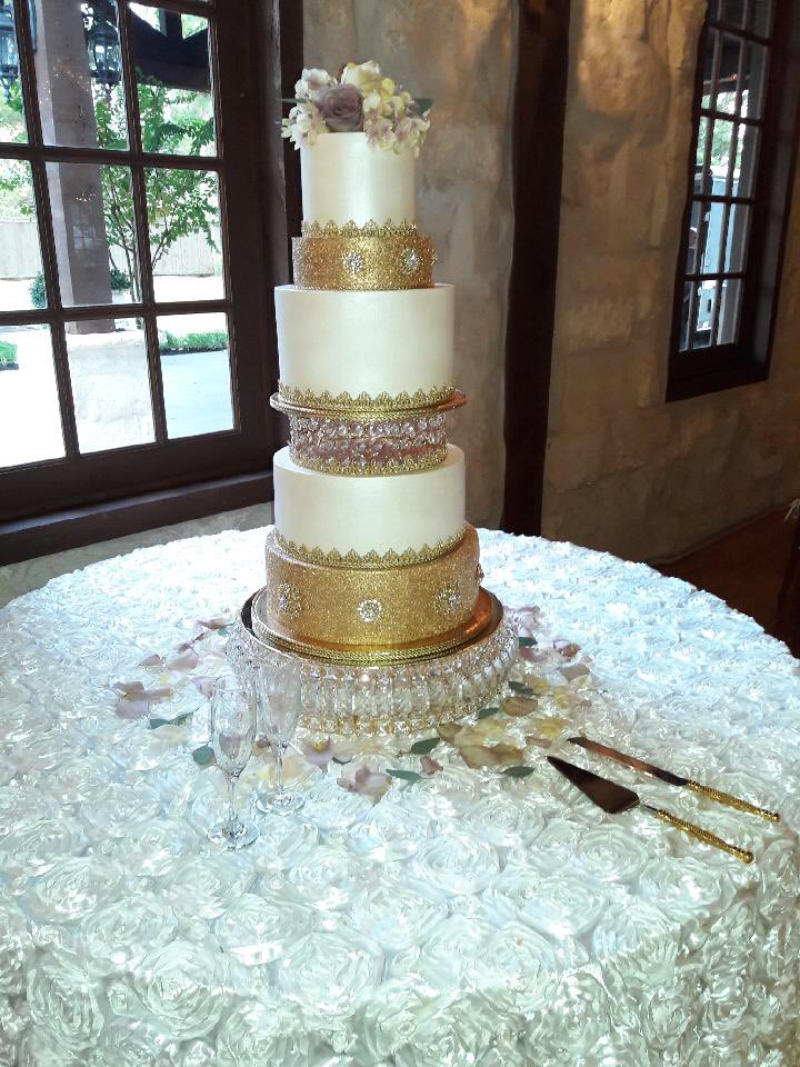 Sometime all a table really needs is a  fantastic cake. 
#3LEentertainment #weddingsbyRina #houstonweddings #houstonbrides #engaged #gettingmarried #dreamwedding #houstonweddingplanners #houstoneventplanner #weddingplanning #weddingrentals #houstonweddingrentals #weddingcake