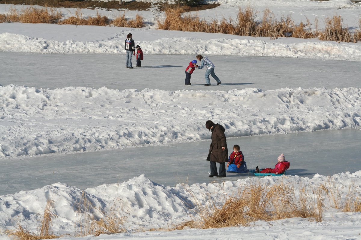 We're pleased to announce Cranna Lake is now open to #ceg3 public for winter ice activities. Parks staff are currently preparing Royal Oak SWP for public use tomorrow. They're also working on #Lacombe Outdoor Rink and hope to have it open for use by #Christmas Day. 🎄🎅