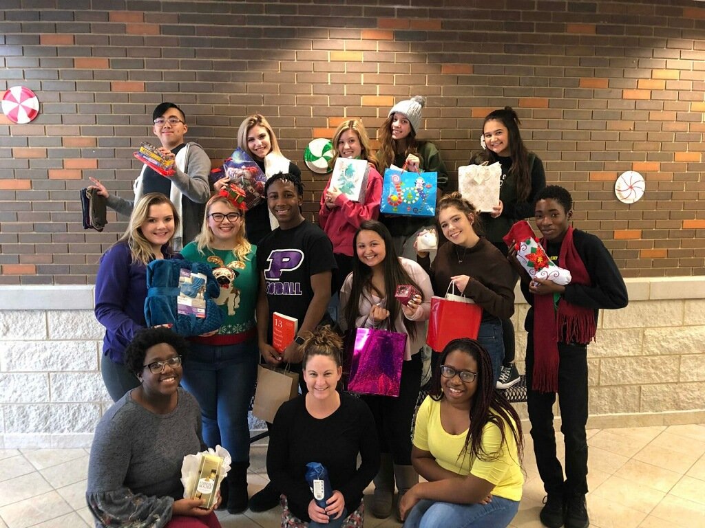 MrsJohnsonD88's tweet image. AP Research had our Secret Santa gift exchange today! What a genuinely thoughtful group of seniors! #APResearch #welovepens and #organizationaltools