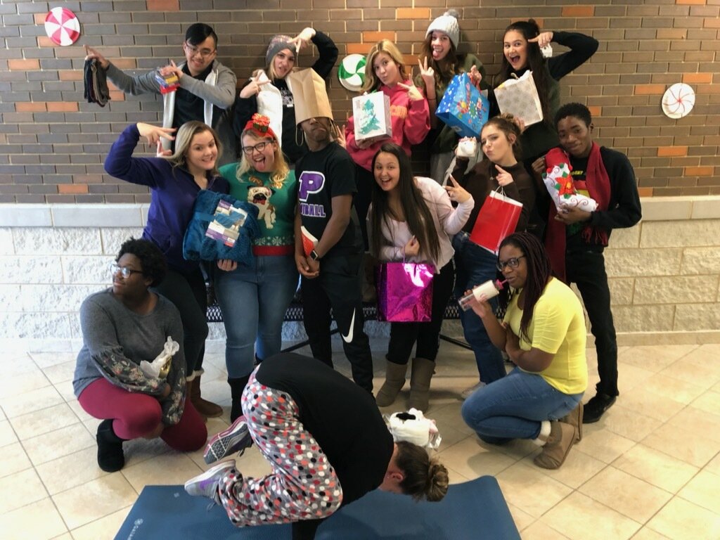MrsJohnsonD88's tweet image. AP Research had our Secret Santa gift exchange today! What a genuinely thoughtful group of seniors! #APResearch #welovepens and #organizationaltools