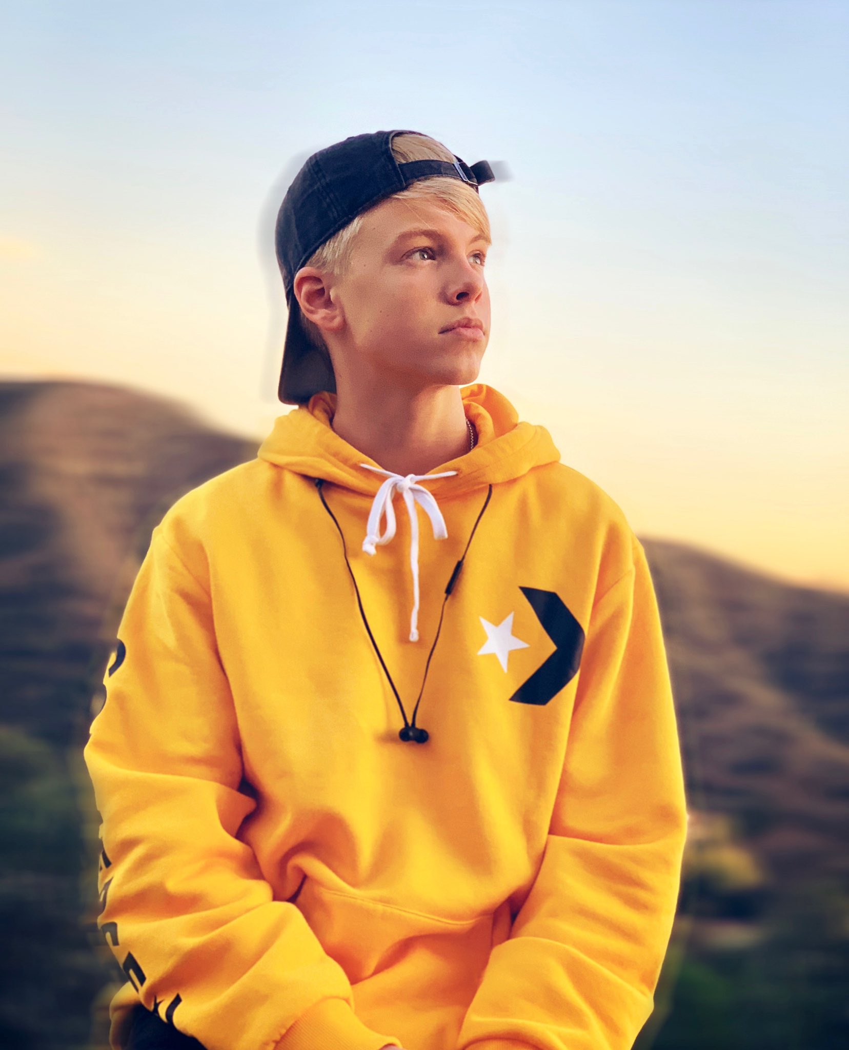 Converse yellow online hoodie