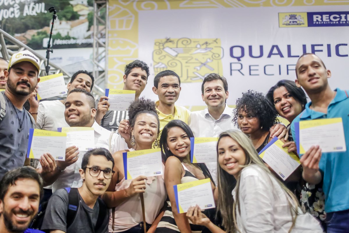 prefrecife's tweet photo. #QualificaRecife atinge marca de 30 mil alunos formados nos cursos profissionalizantes. https://t.co/w5HMU7L3EQ https://t.co/o1cl9sGwhx
