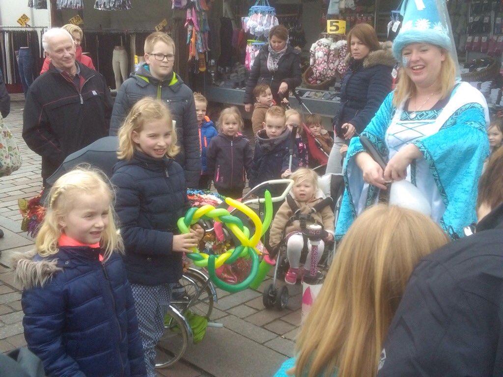 angelswesties's tweet photo. Donderdag 20 december 2018  #Weekmarkt #Valkenswaard van 09.00u-17.00u, ca. 75 kooplieden, voor al uw #kerst inkopen, gratis proeverijen, Pere Noël, onze #ballonnenfee. U bent er toch ook zeker bij! https://t.co/fwF8TOsXXU