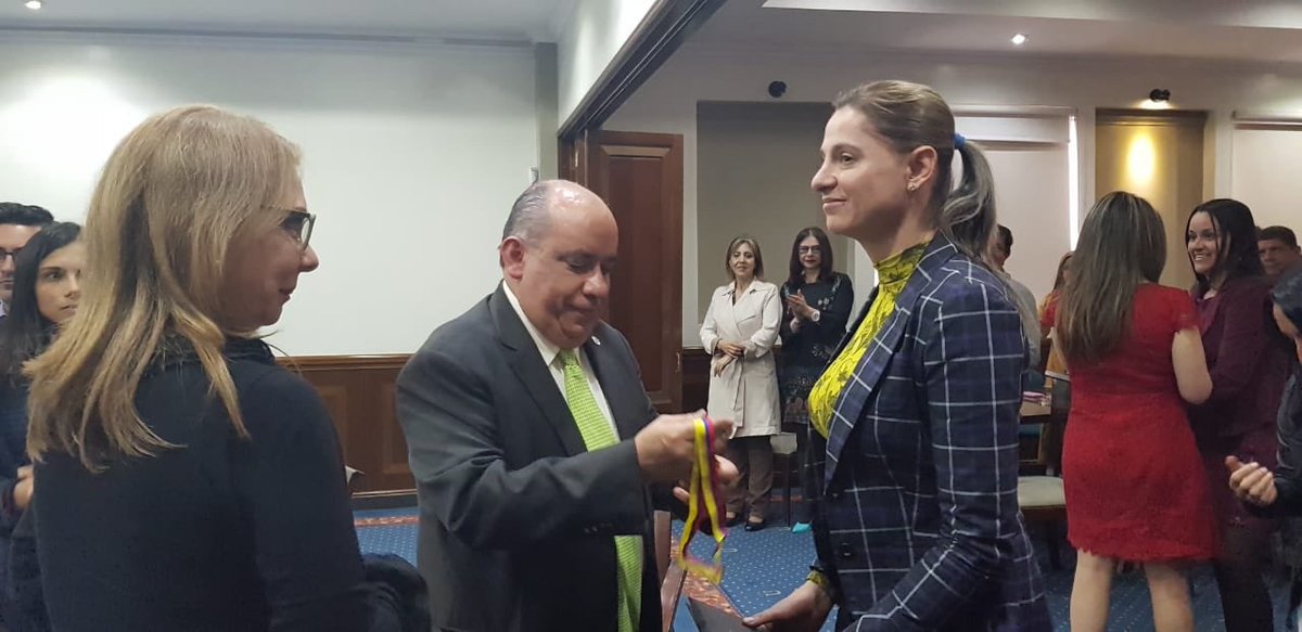UniversidadUNAD's tweet photo. De manos de nuestro rector @JaimeLeal_, decanos reciben reconocimiento por el logro de la acreditación de los programas de: Comunicación Social, Administración de Empresas, Zootecnia e Ingeniería de Sistemas. @MilekaMorales @smondragon21 @julialbaangelo https://t.co/3X2PQdIdLQ