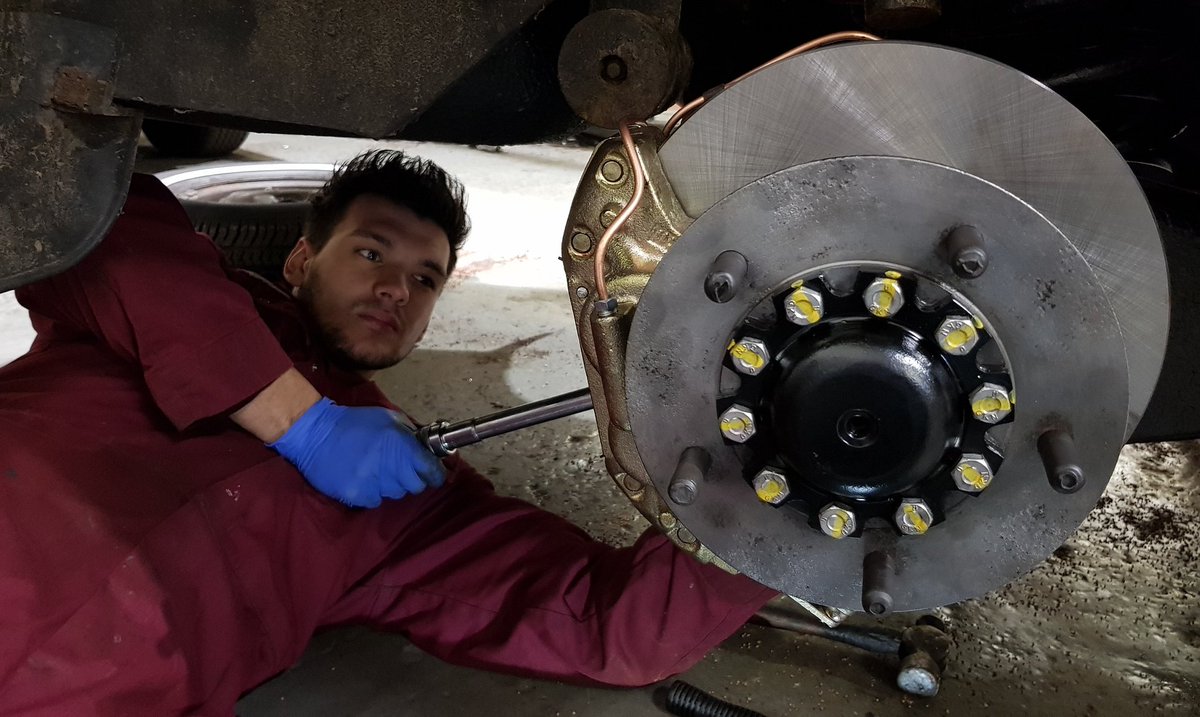 If you lack depth perception, this photograph may confuse you.🔧 Read my latest #RollsRoyce project update in the new issue of #ClassicsMonthly magazine. Subscribe and never miss an update: bit.ly/subscribeclass… #rollsroyce #SilverShadowII #SRH40385 #introcar #OIG1816 #resto 🛠