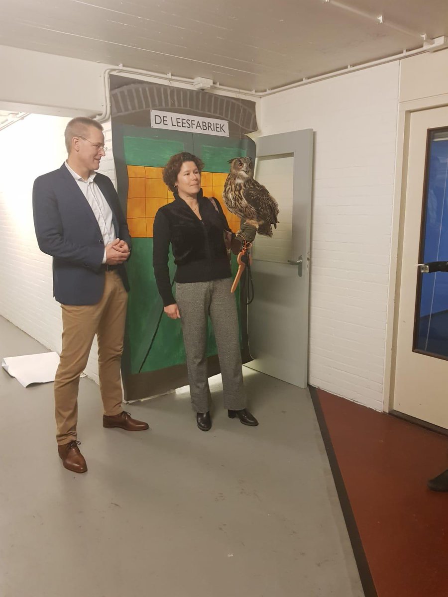 Opening bibliotheek <a href="/Sav_Hilversum/">De Savornin Lohman</a> vanmorgen door wethouder Wolters <a href="/GemeenteHsum/">Gemeente Hilversum</a> en Mijnheer de Uil! #Leesbevordering is een actueel thema. Dankzij sponsoren <a href="/Rabobank/">Rabobank</a> en @BiebHilversum e.a. is hier verder vorm aan gegeven binnen onze Stichting CVO 't Gooi. Kom verder!
