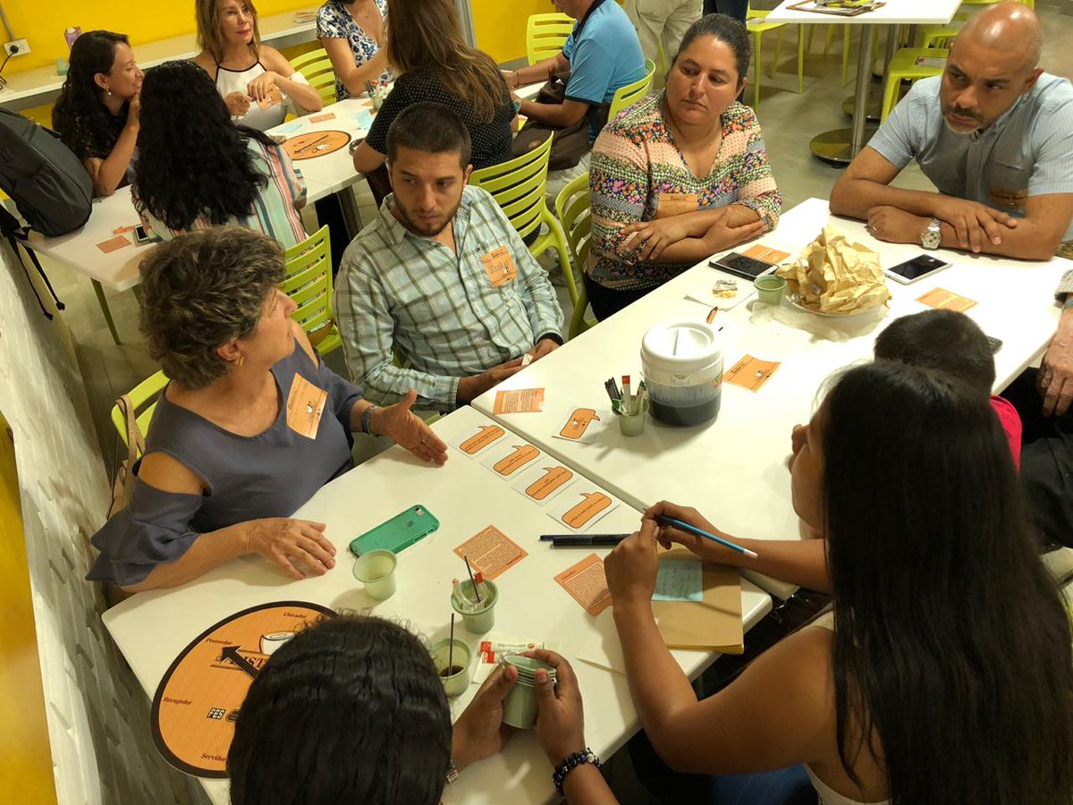 SECPAZYCC's tweet image. En esta última sesión del año, por medio de la acción #distinto hicimos énfasis en la estrategia de igualdad de la Secretaría de Paz y Cultura Ciudadana. En este ejercicio asumimos roles y nos ponemos en los zapatos del otro