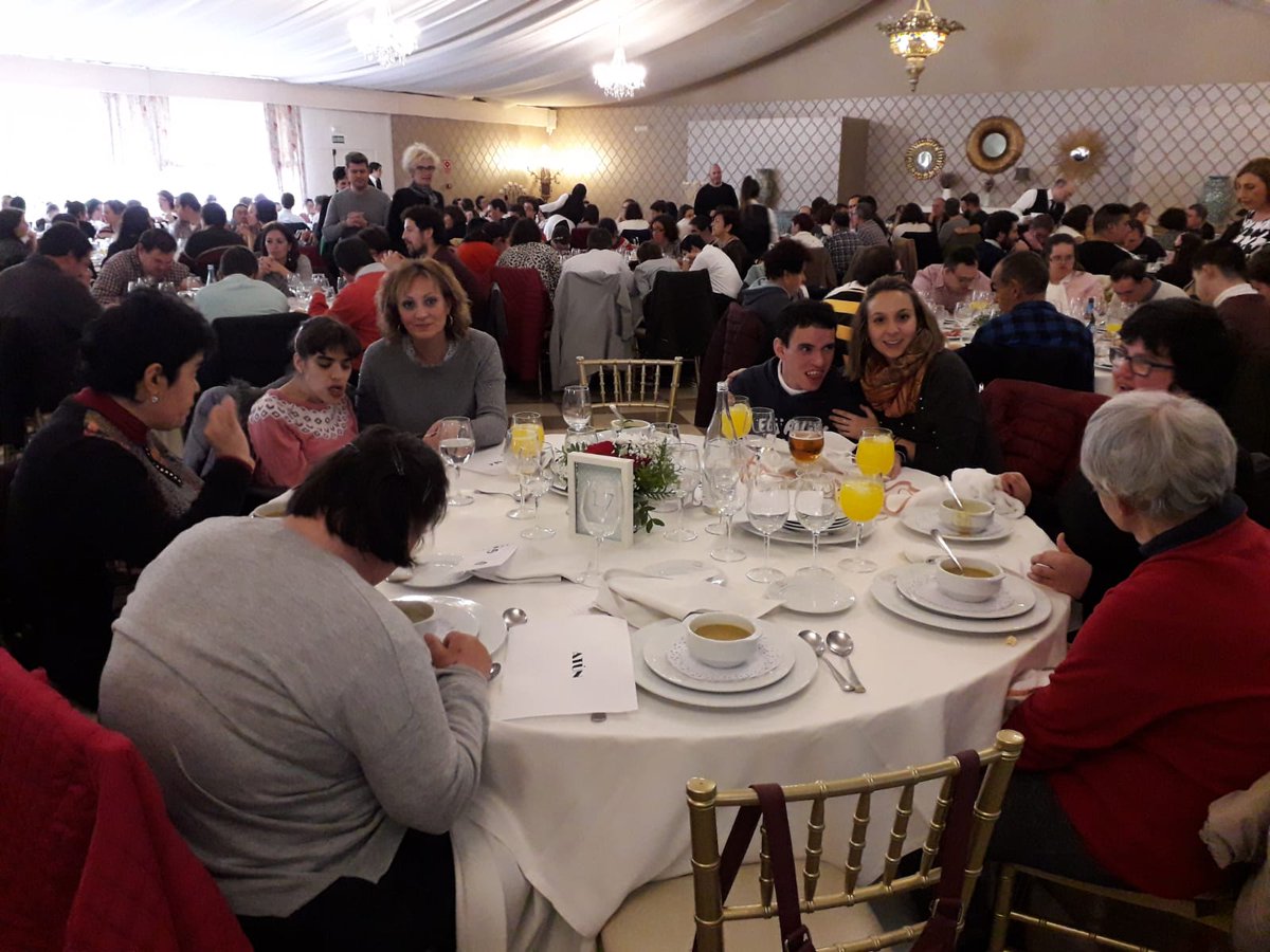 HospitalariasGr's tweet photo. Los Centros de Día celebrando la #Navidad Comida, baile, y sobre todo ¡¡mucha alegría!! https://t.co/1NqBtoNeVc
