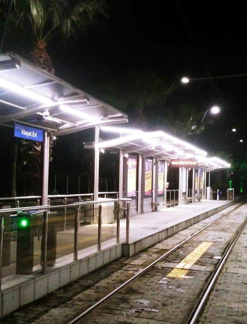 Tramvay duraklarımızı özel olarak aydınlatıyoruz. Karşıyaka bitiyor, Konak ise Ocak ayında başlayacak...
Duraklarımızın yağmurda daha kullanışlı olabilmesi yönünde gelen talep ve şikayetleriniz uyarınca arge-proje çalışmaları da başladı... #İzmiriçinçalışıyoruz