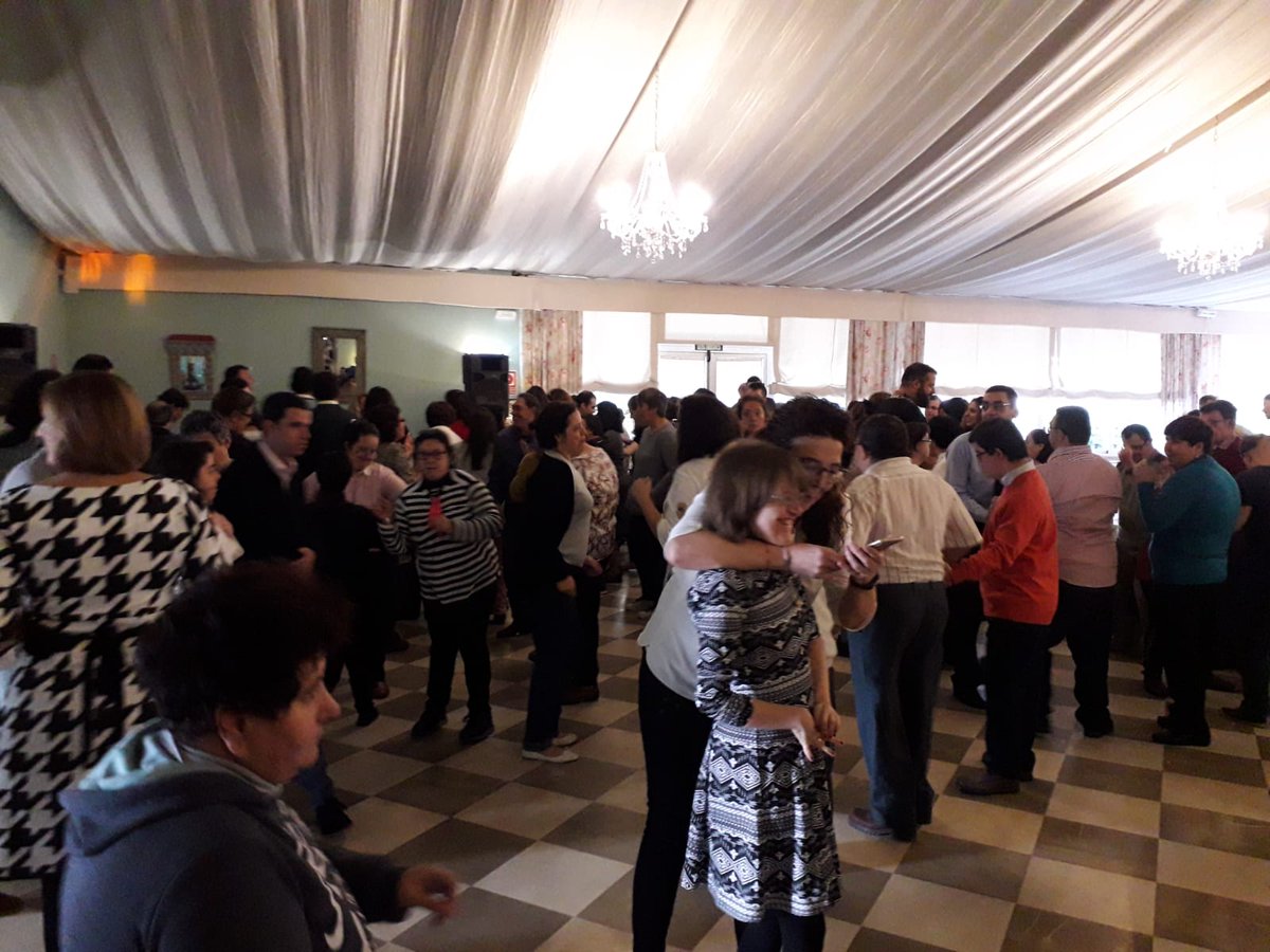 HospitalariasGr's tweet photo. Los Centros de Día celebrando la #Navidad Comida, baile, y sobre todo ¡¡mucha alegría!! https://t.co/1NqBtoNeVc