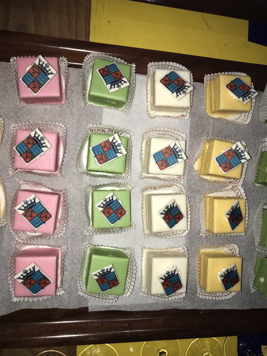 stadenharen's tweet photo. Nu het nog kan/mag: petitfours met het gemeentewapen van Ten Boer https://t.co/F6x6VZH5TG