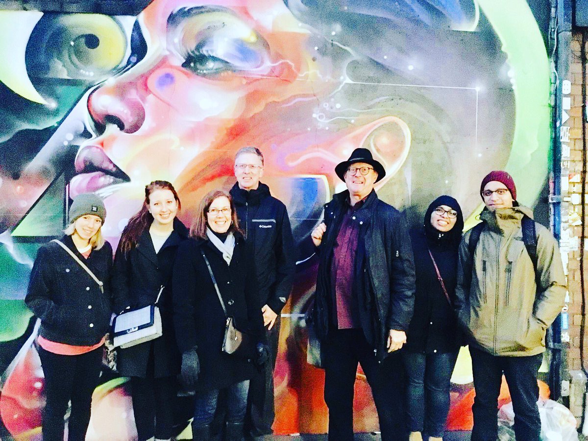 UndiscoveredLon's tweet photo. Enjoying the other side of London on the #eastendandstreetarttour #londonwalkingtour #undiscoveredlondon https://t.co/zUBodRujOw