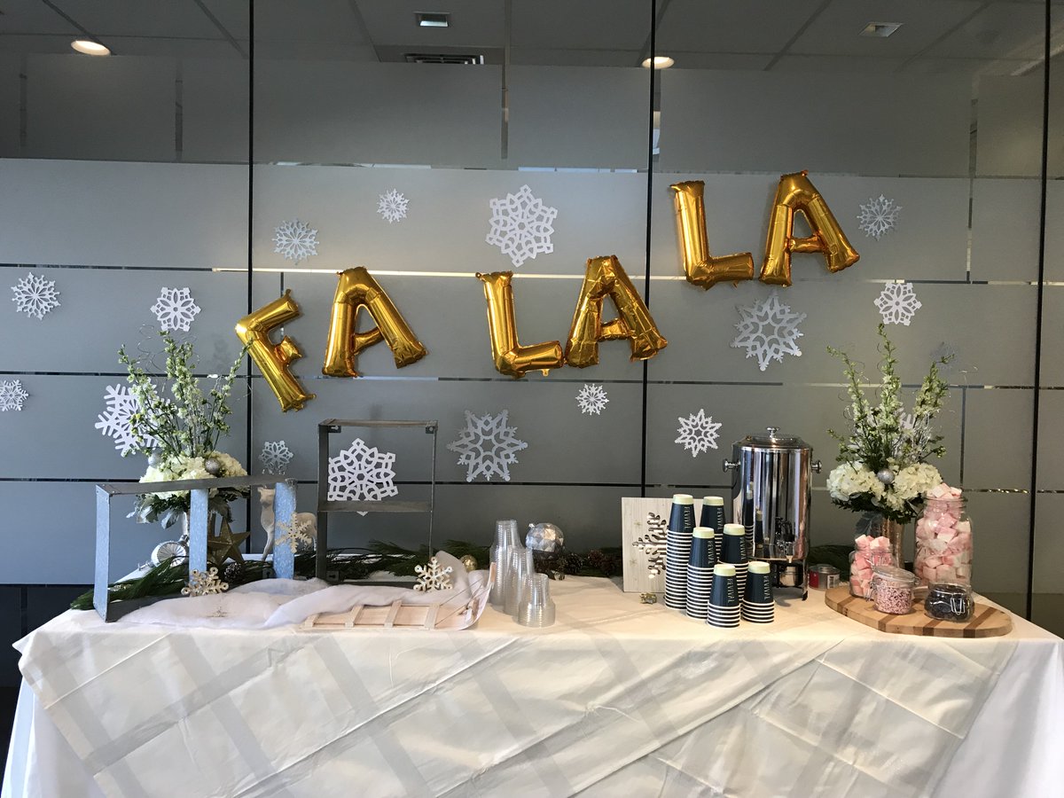 cambridge_park's tweet photo. Thank you to everyone who stopped by our Tenant Holiday Party yesterday! We hope you enjoyed all of the sweets and treats, and of course our carolers! Thanks for a great year! #HappyHolidays #tenantevent #revivalcafeandkitchen #carolers #campusperks #CPD #cambridgepark #LFREP https://t.co/JWrRCNUDEP