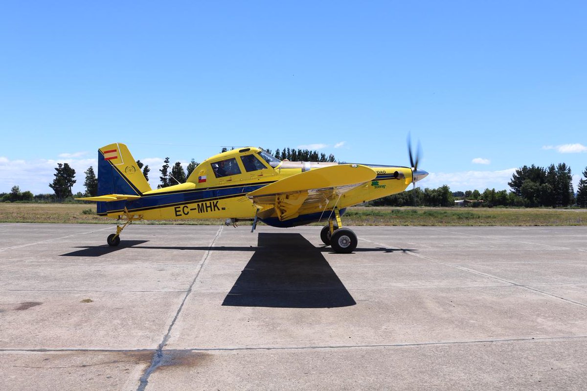 En aeródromo de Victoria presentamos plan operativo para respuesta ante incendios forestales de #LaAraucanía: $ 4200 millones destinados a 23 brigadas terrestres, 5 aeronaves, prevención, personal y sistema de detección y central de operaciones.
#ChileLoProtegemosTodos 🌳🔥🚁🛩️