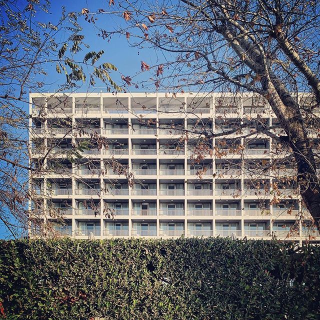 oxotnic's tweet photo. 🏢+🍂+🌤 Constantinos A. Doxiadis (& Associates), Makedonia Palace Hotel, Thessaloniki, 1962-72 #doxiadis #constantinosdoxiadis #Thessaloniki #greece #architecture #architecturephotography #archilovers #marble #grid #waterfront #neaparalia #filoineaspa… https://t.co/fAhAcnQb1m https://t.co/1pLCmAMCln
